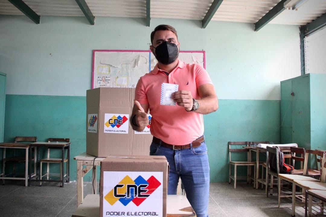 GobiernoAragua_'s tweet photo. (EN FOTOS) Así ejerció su derecho al sufragio el candidato a la Alcaldía de Girardot, @RafaelMaracay21, desde la E.B.N. Edmundo Arencibia, en la cual aprovechó para destacar el civismo y compromiso patrio del pueblo en los diferentes centros electorales. https://t.co/eTWxStk91e