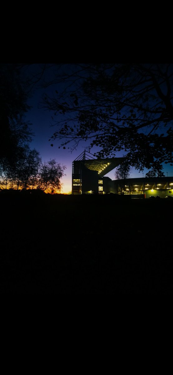 mushypea007's tweet photo. Sunset over Páirc Uí Chaoimh this evening after Midleton were crowned County champions #corkgaa #countyfinal2021 #upthemagpies #midletongaa https://t.co/cN5x7gKcWB