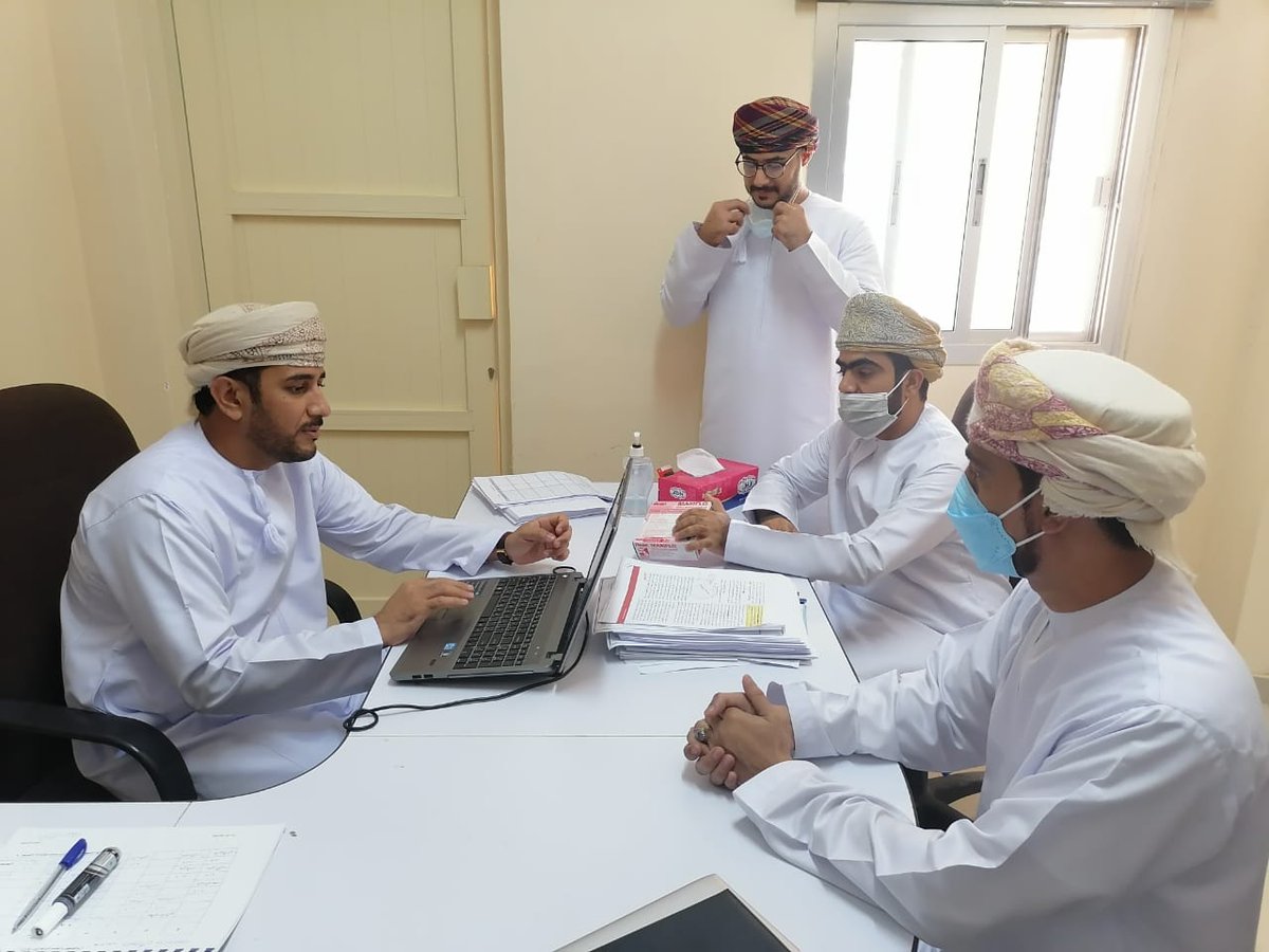 المشرف التربوي لمادة الكيمياء الأستاذ عثمان البلوشي يلتقي بمعلمي المادة بمدرسة #هلال_بن_عطية لمتابعة سير العملية التعليمية والوقوف على الصعوبات التي تواجه معلمي المادة لإيجاد الحلول المناسبة لها . 
#فعاليات_تعليمية_شمال_الباطنة