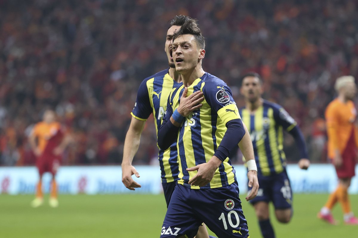 UEFAcom_de's tweet photo. 🇹🇷 @MesutOzil1088 trifft und #Fenerbahce gewinnt das Istanbul Derby #GSvFB 1-2 💪 #UEL https://t.co/DHyeOarJ0X
