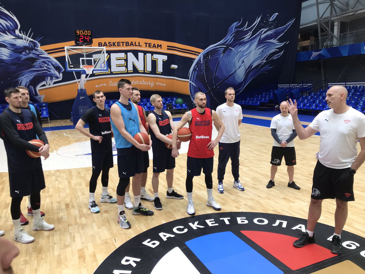 Саймон, Вова, Слава и Игорь - тоже с нами! Работаем 💪
Теперь в расположении сборной 16 игроков - в таком составе #главнаякомандастраны будет готовиться к матчу с <a href="/Italbasket/">Italbasket</a> 🇮🇹
#FIBAWCQ
#здесьбаскетбол