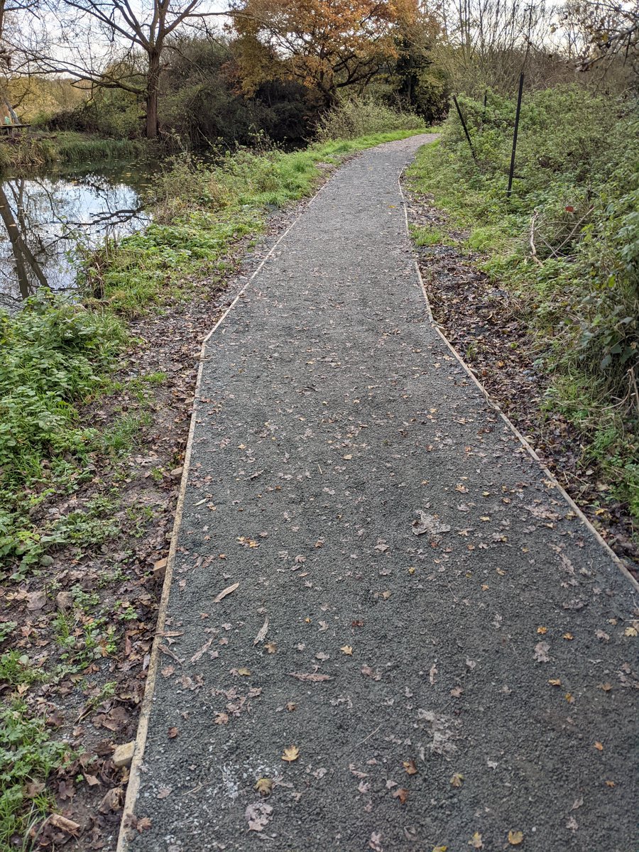 Thank you to <a href="/CanalRiverTrust/">Canal & River Trust</a> for repairing this stretch of the Sawbridgeworth towpath, just south of the Elmwood footpath 😀