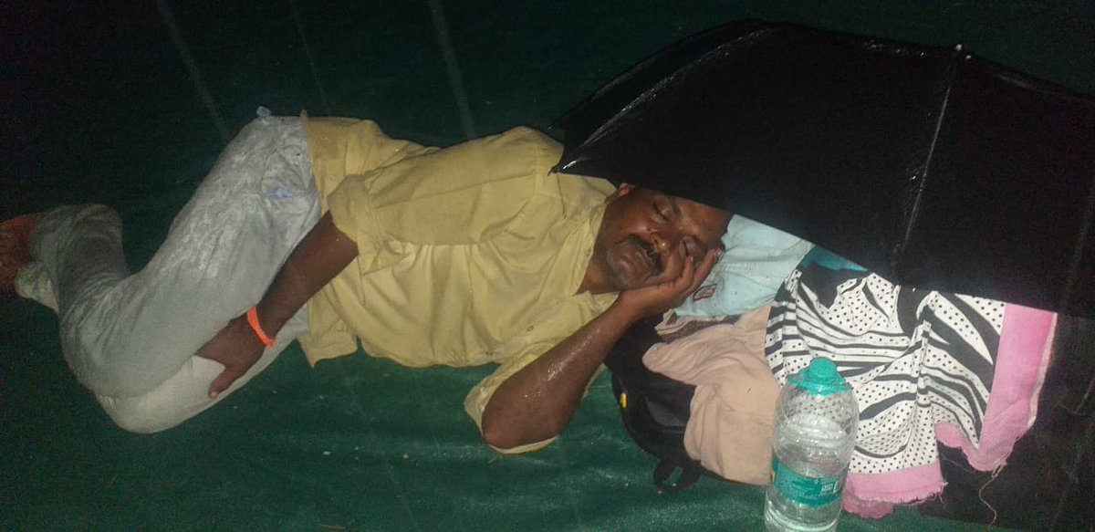 Rushi_landge6's tweet image. कामगार लढतो उन्हा तान्हा
मायबाप सरकारला केव्हा फुटेल पान्हा
झेलतो तो ऊन वारा पाऊस
बस झाले 42 आता तरी त्यांचे जीव नका घेवू
@advanilparab @OfficeofUT @PawarSpeaks @rajeshtope11 @CMOMaharashtra @AjitPawarSpeaks @Dev_Fadnavis 
#saveMSRTC