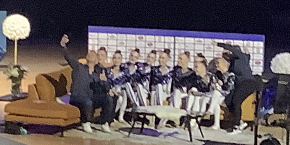 TerhiHeinila's tweet photo. Joukkuevoimistelun MM-kulta 🇫🇮 upealle #Minetit- joukkueelle. Junioreissa 🥈🥉 #Minetit @ovofinland Huikean hieno @Voimistelu #AGGHelsinki2021-tapahtuma,jäähallissa mieletön tunnelma.Lämmin kiitos Voimisteluliitto @kaisavikkula @MariaLaakso1 @naisjarjestot https://t.co/LgrOx92Fnt https://t.co/LYCqA710Qv