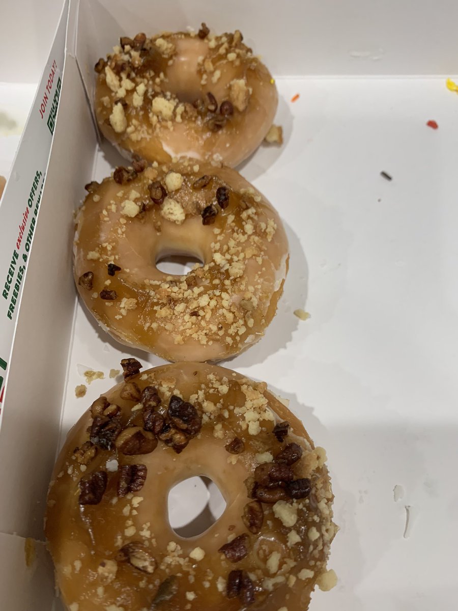 tacosandmagicx's tweet photo. @krispykreme when you order this but get this 😂👏🏻 https://t.co/P2M0Dqni2v