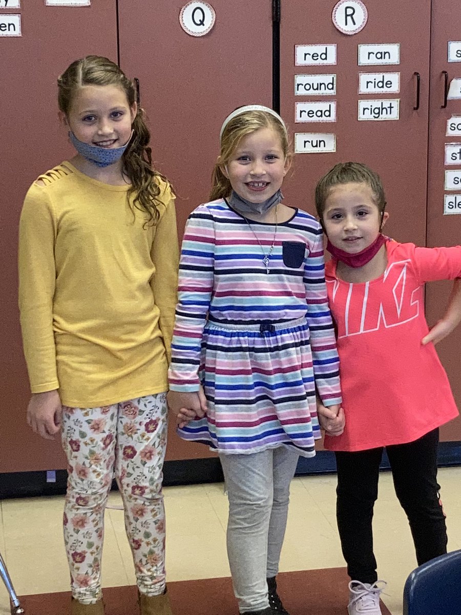 laura_mihalko's tweet photo. “Something I’m thankful for…” Show and Tell was made even more special by visits from some siblings! We use show and tell to practice public speaking, building confidence, and adding vocabulary to our oral language. @MV_Knights #MVLearningFocused https://t.co/hOJmqBEmYU