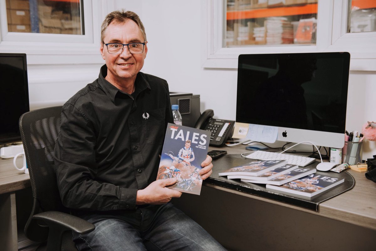 SpeedwayGB's tweet photo. 𝗖𝗢𝗠𝗣𝗘𝗧𝗜𝗧𝗜𝗢𝗡 𝗧𝗜𝗠𝗘! ✍🏼📚

Up for grabs is a signed copy of ‘More Tales From The Top Drawer’ - the second autobiography of @Kelvin_Tatum. 

To enter, simply...

✅ FOLLOW @SpeedwayGB! 
🔁 RETWEET this post.

You have 24 hours - GOOD LUCK! 💪 https://t.co/jXvqptjNoR