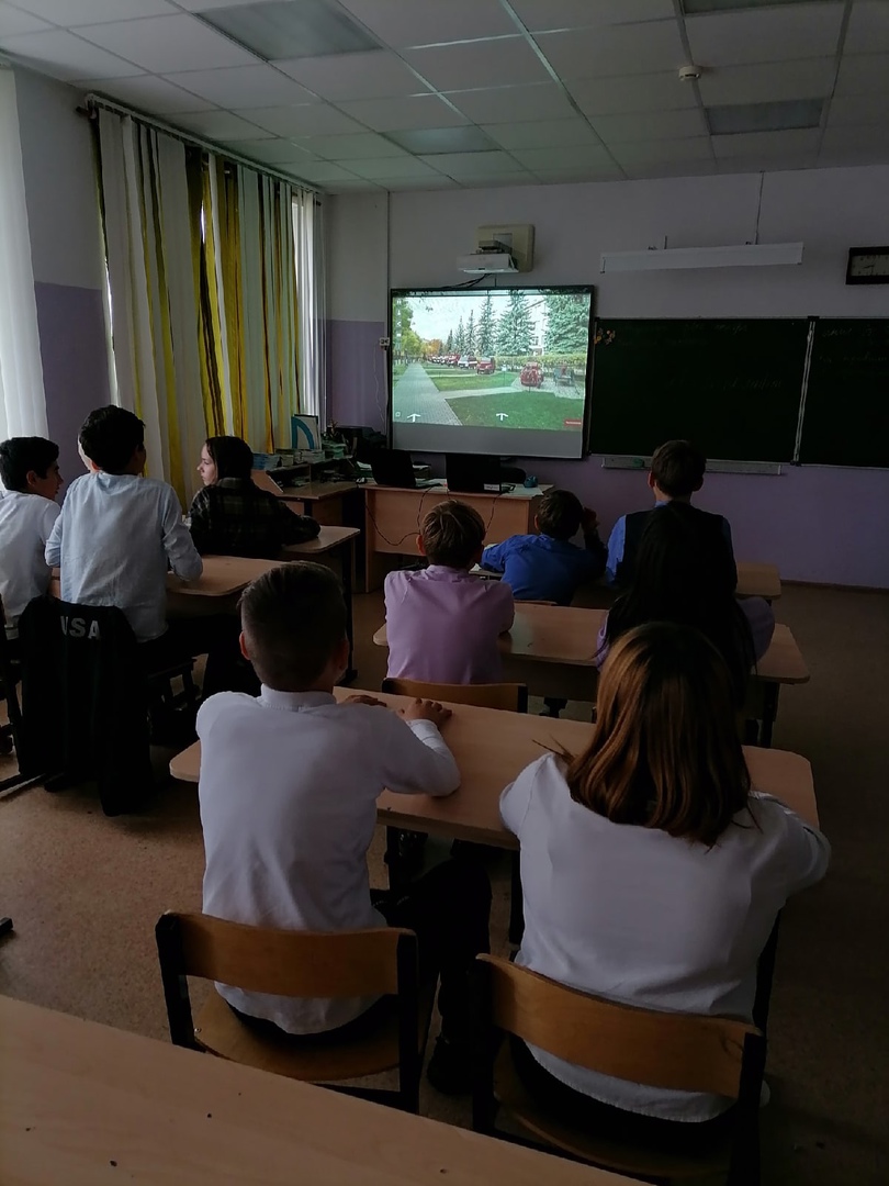 IgnatowaJ's tweet photo. На сайте https://t.co/tcOq6LJhXv можно виртуально посетить музеи на тему пожарной охраны и добровольчества. 🔥 Огромный список городов с яркими, интересными экспозициями, карта музея, аудиогид. 

Учащиеся 7 класса смотрели с большим интересом! https://t.co/ch9fJyuksv