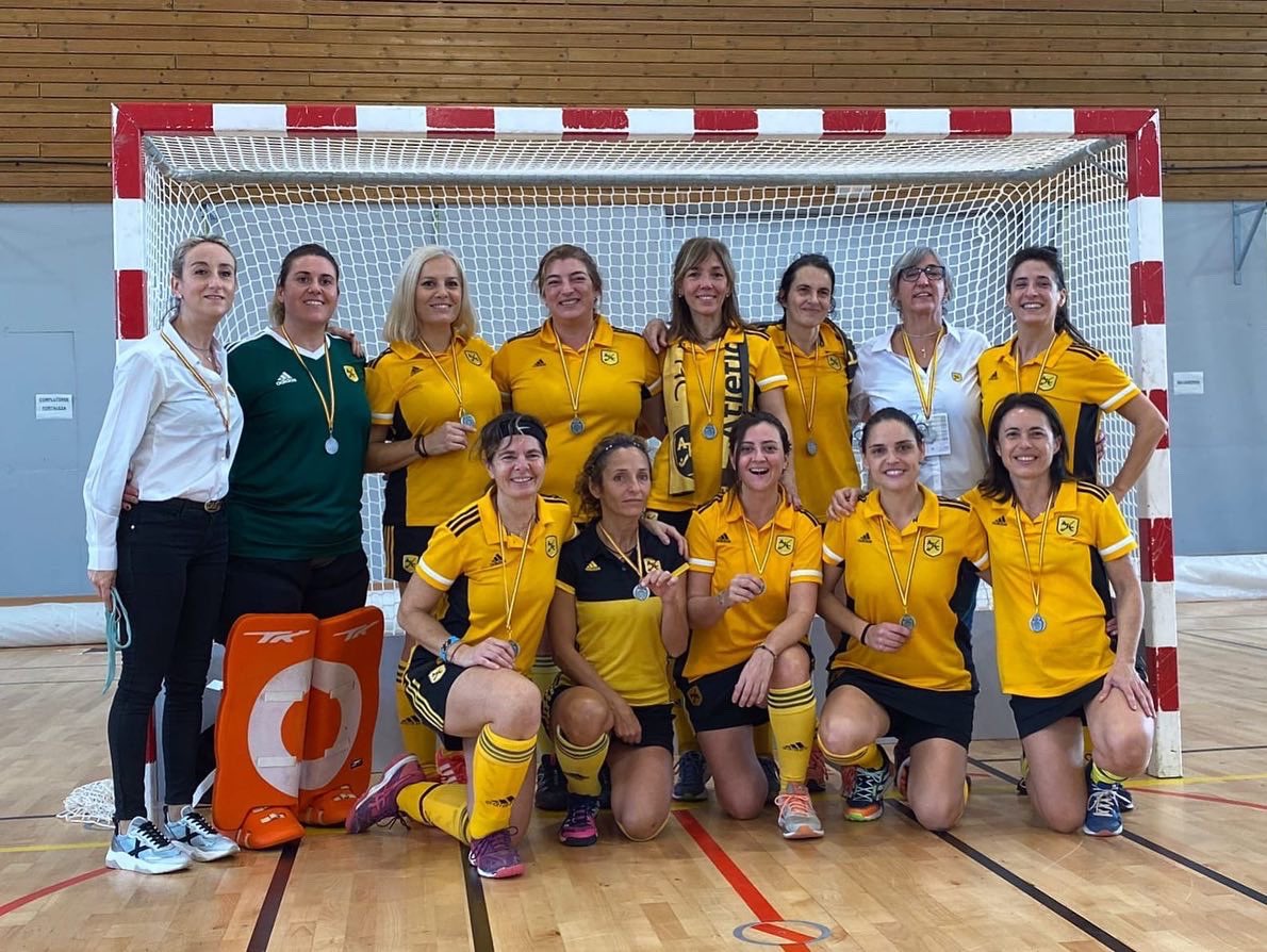 AtleticTerrassa's tweet photo. HOCKEY.

Les nostres mamis són subcampiones d’Espanya de hockey sala! 🥈🤩

🔝 La nostra portera Vanesa Villoria ha rebut el premi de millor portera del torneig! Bona feina! 

Medalla de plata per les mamis en una nova experiència d’equip! Moltes felicitats! 💛🖤 https://t.co/OYt5YQeVYT