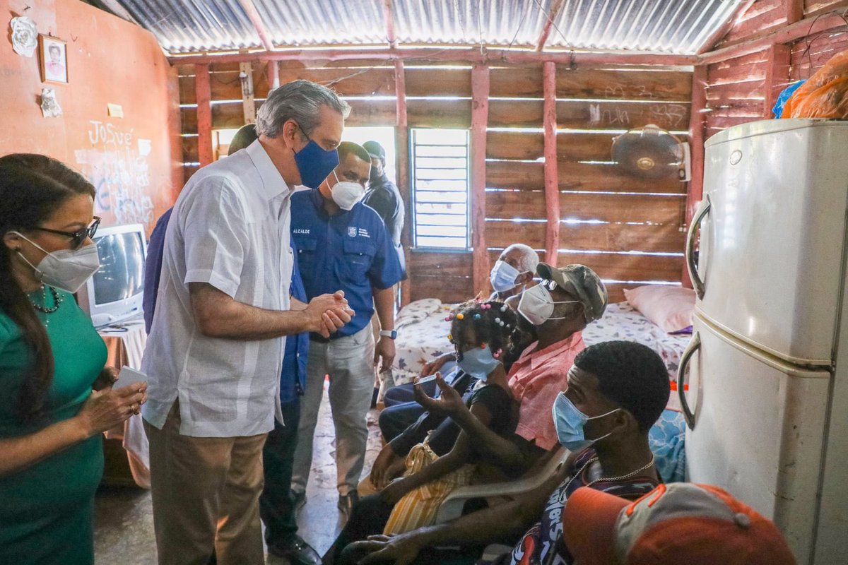 PresidenciaRD's tweet photo. ¡Estamos cambiando la vida de los dominicanos!

El Pdte. @LuisAbinader encabezó, en Barahona, el lanzamiento del plan piloto donde unas 300 casas serán intervenidas en una primera etapa, a través del bono Transformando mi País, del @GabsocialRD. 

#ElCambioEnElSur https://t.co/EZZB4ucUyx