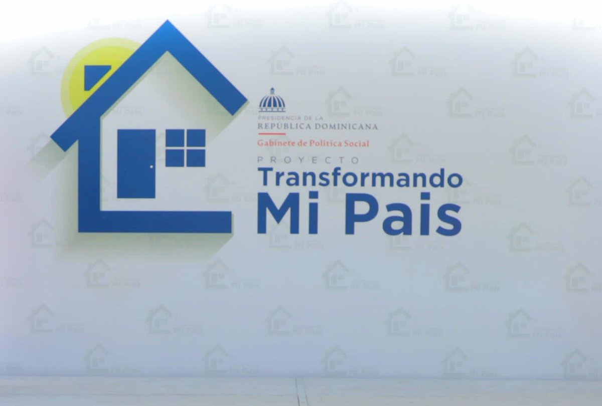 PresidenciaRD's tweet photo. ¡Estamos cambiando la vida de los dominicanos!

El Pdte. @LuisAbinader encabezó, en Barahona, el lanzamiento del plan piloto donde unas 300 casas serán intervenidas en una primera etapa, a través del bono Transformando mi País, del @GabsocialRD. 

#ElCambioEnElSur https://t.co/EZZB4ucUyx
