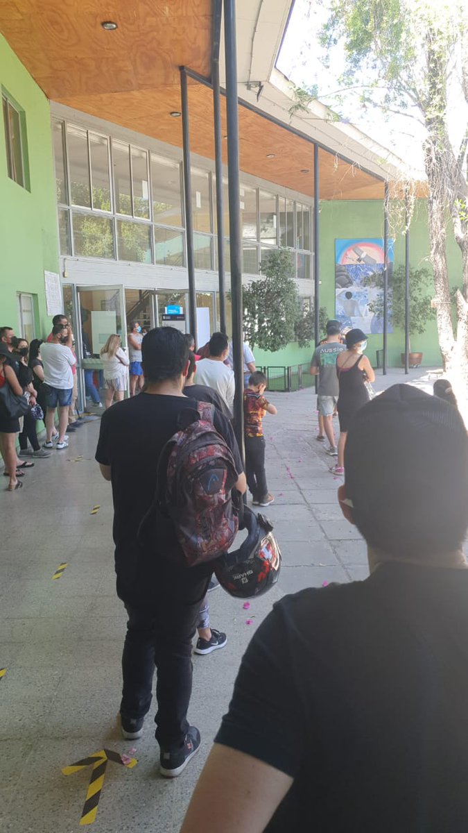 Marlett_'s tweet photo. @AlertaQuilicura colegio San Adrian con harta fila...venga con paciencia y agua...#Elecciones2021CL https://t.co/bOB3YDVCmX