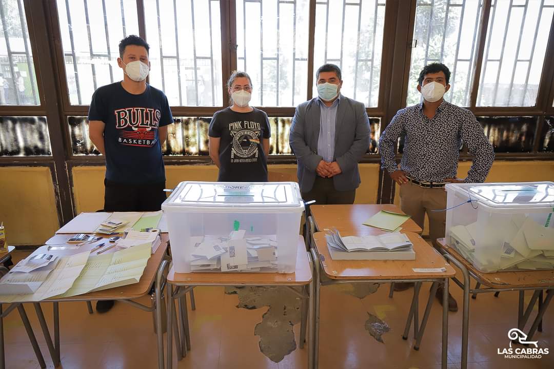 MuniLasCabras_'s tweet photo. Con alta participación ciudadana se desarrolla en #LasCabras las #elecciones2021. Acto cívico que cumplió el Alcalde Juan Pablo Flores en la Escuela Romilio Arellano Troncoso. @ServelChile @eltipografo @elrancaguino https://t.co/9LFxq9zDVk