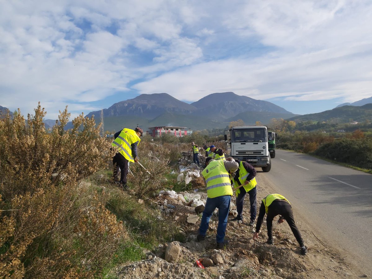 ArlindaBinjaku's tweet photo. Kudo në Tiranë, gjithmonë pranë jush, duke u kujdesur për pastrimin e hapësirave të përbashkëta.🚜👷🏻♂️💪🏻 #Zall-Herr #shqipëriepastër☀️🚯🇦🇱 https://t.co/81JowYV3nh