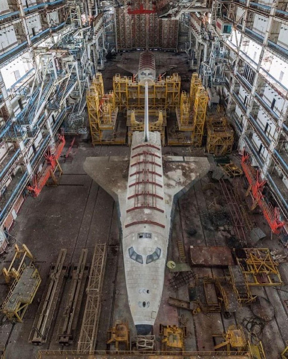 Остатки программы Буран покоятся в заброшенном ангаре космодрома Байконур на юге Казахстана