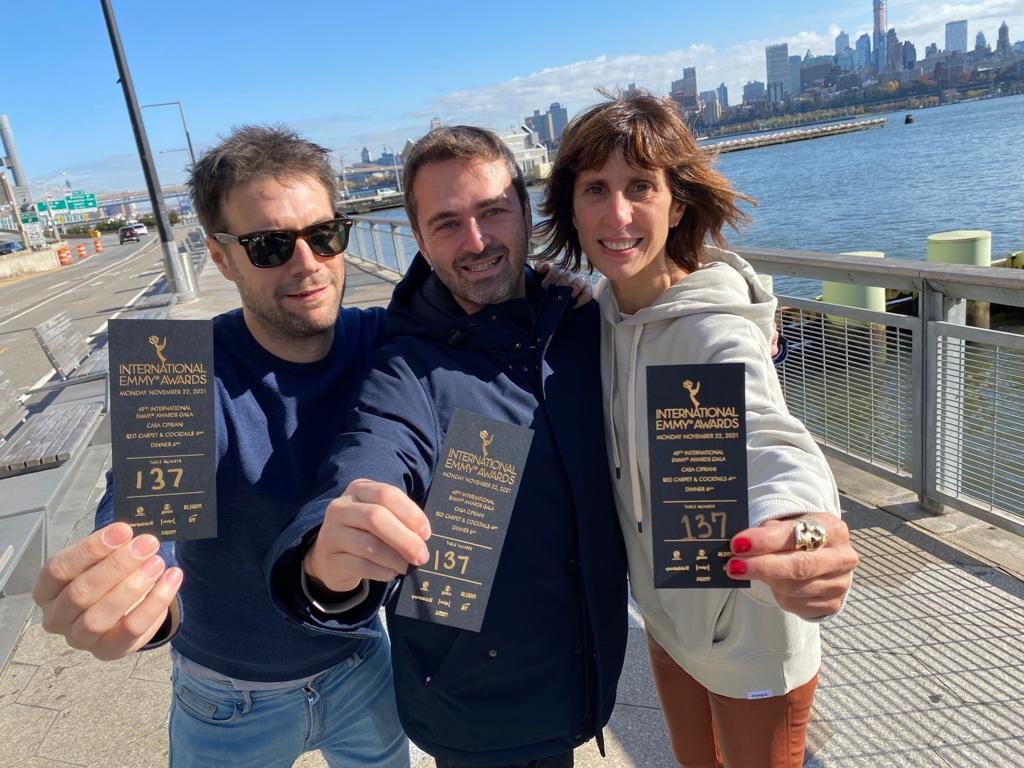 Hablando se llega a todas partes 🗣. Incluso a los #IEmmys  2021 😎🏆.

Nuestros compañeros de #GenteHablando ya se encuentran en Nueva York listos para asistir a la gala 💥.  

¿Nos llevaremos el Premio a Mejor serie corta? Mañana saldremos de dudas ✨ atres.red/zweja19