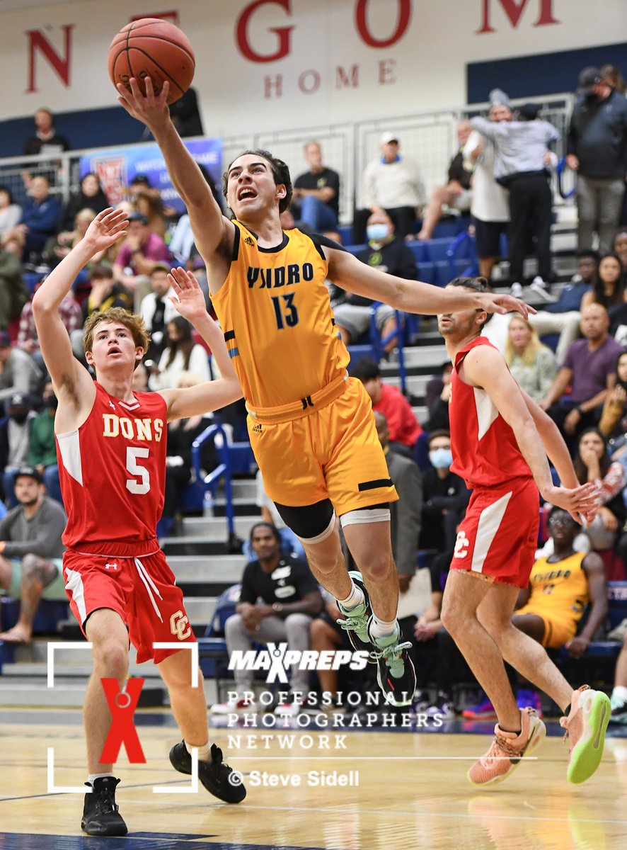 SSidellPhoto's tweet photo. Pictures between San Ysidro and Cathedral Catholic from the San Diego Tip-Off Challenge are up on MaxPreps - https://t.co/VV43prf8Kp @SanYsidroHigh #borderboys @CCHSdons @CCHSAthletics https://t.co/LxzBGVqUFf