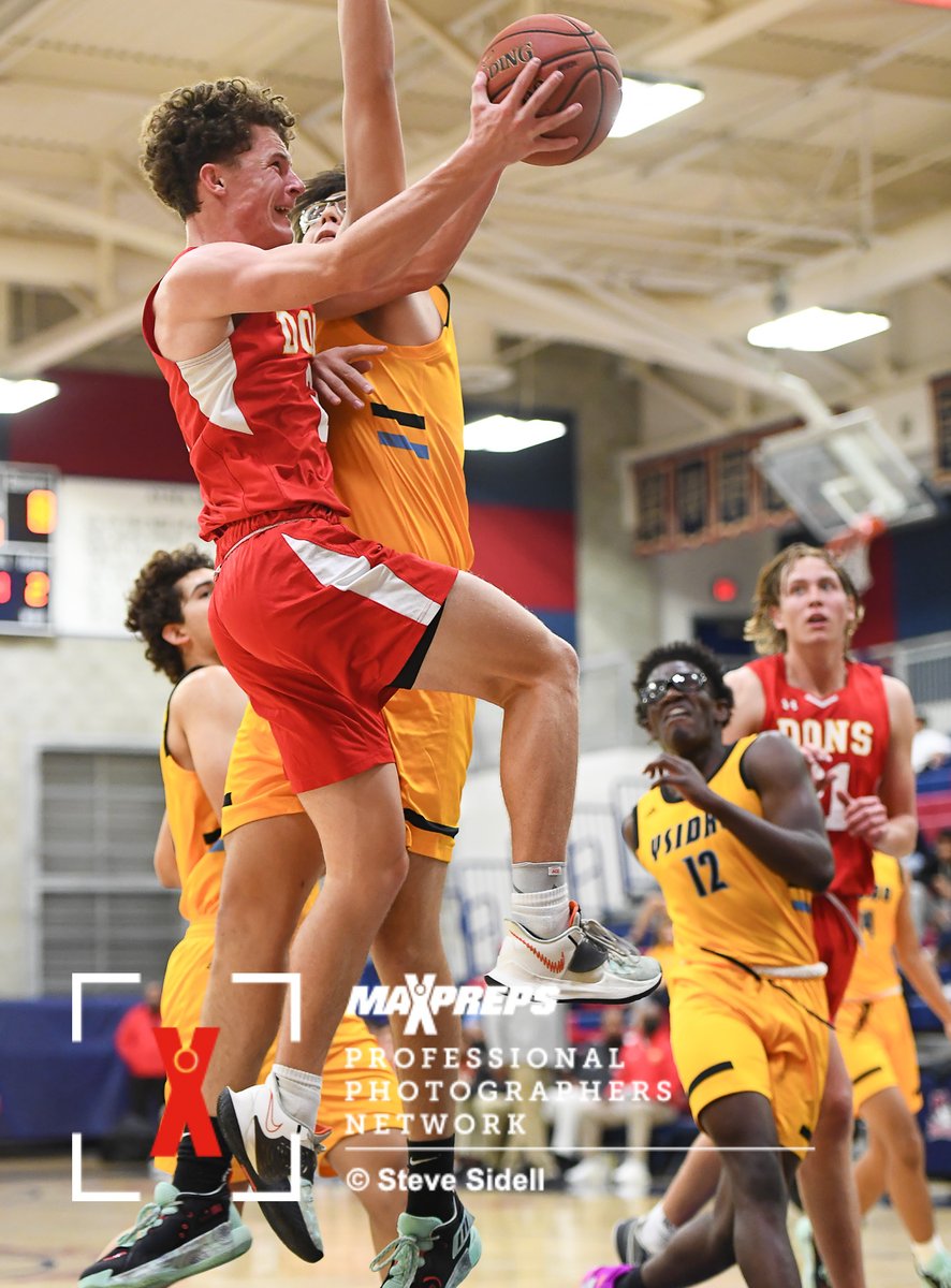 SSidellPhoto's tweet photo. Pictures between San Ysidro and Cathedral Catholic from the San Diego Tip-Off Challenge are up on MaxPreps - https://t.co/VV43prf8Kp @SanYsidroHigh #borderboys @CCHSdons @CCHSAthletics https://t.co/LxzBGVqUFf