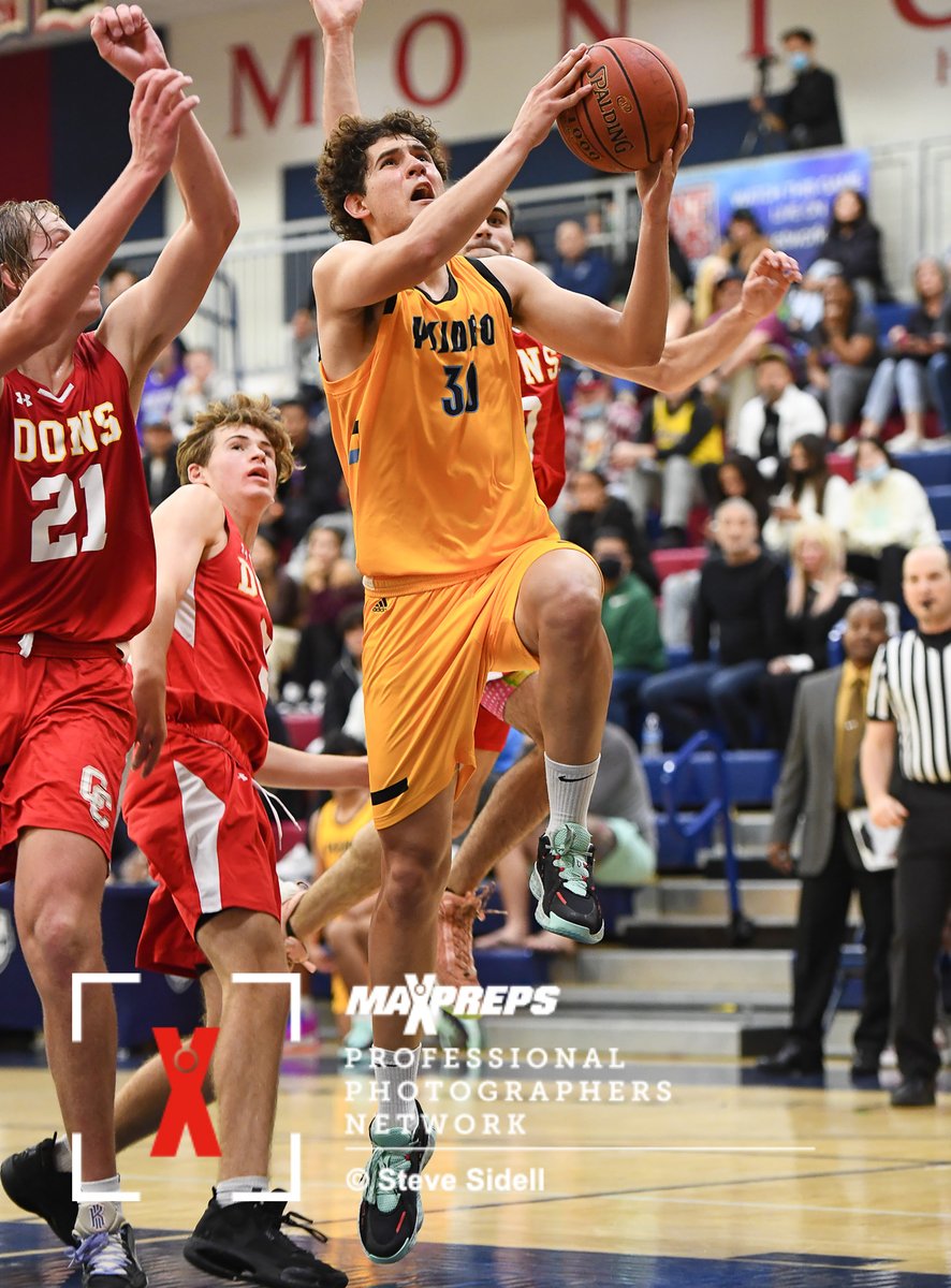 SSidellPhoto's tweet photo. Pictures between San Ysidro and Cathedral Catholic from the San Diego Tip-Off Challenge are up on MaxPreps - https://t.co/VV43prf8Kp @SanYsidroHigh #borderboys @CCHSdons @CCHSAthletics https://t.co/LxzBGVqUFf