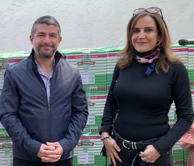 Los grandes resultados se logran en equipo. Me dio gusto mucho gusto acompañar a los vecinos de la asociación Pro Lomas que reconocen y apoyan con donativos a sus policías. Que esto sirva de ejemplo.
Muy bien, <a href="/trinibelauzaran/">Trinidad Belaunzaran</a>.