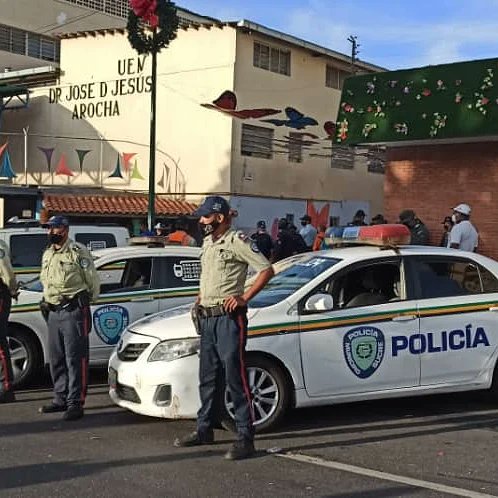 PolisucreOficia's tweet photo. ✅Desde la redoma de Petare, el Director de #PoliSucre C/J Omar Márquez y el Comandante de la #RediCapital M/G Marcano Tabata garantizando la tranquilidad en los comicios de este #21nov 
#MegaElecciones2021 https://t.co/C1ocW4PuxR