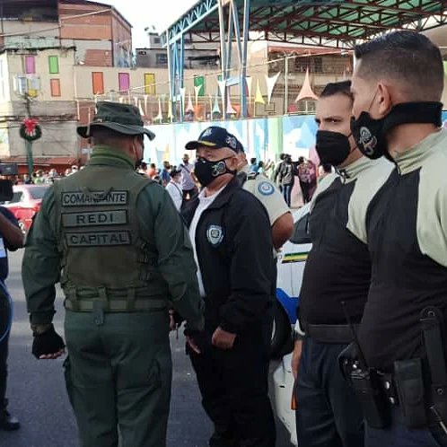 PolisucreOficia's tweet photo. ✅Desde la redoma de Petare, el Director de #PoliSucre C/J Omar Márquez y el Comandante de la #RediCapital M/G Marcano Tabata garantizando la tranquilidad en los comicios de este #21nov 
#MegaElecciones2021 https://t.co/C1ocW4PuxR