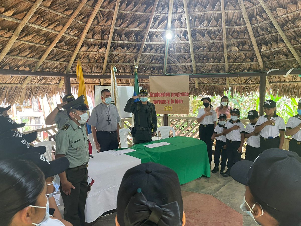 PoliciaVaupes's tweet photo. El Grupo de Prevención y Educación Ciudadana, realizó la graduación del programa Cívica Infantil y Juvenil
La clausura se llevó a cabo en el centro parroquial del municipio de #Mitú, en compañía de Monseñor Medardo Henao del Río, y autoridades de @PoliciaVaupes https://t.co/upkcXpDTQB