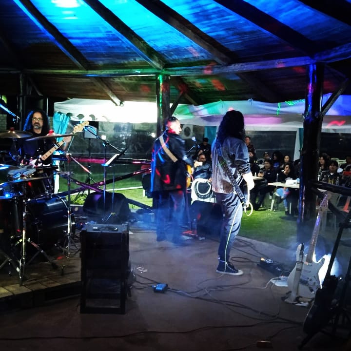 SonoEstudio's tweet photo. Un poco del concierto de anoche junto a #MariaLimosnas @DamaSolitariaEC
#soundlive #producerlife https://t.co/KXRrfWFJwC
