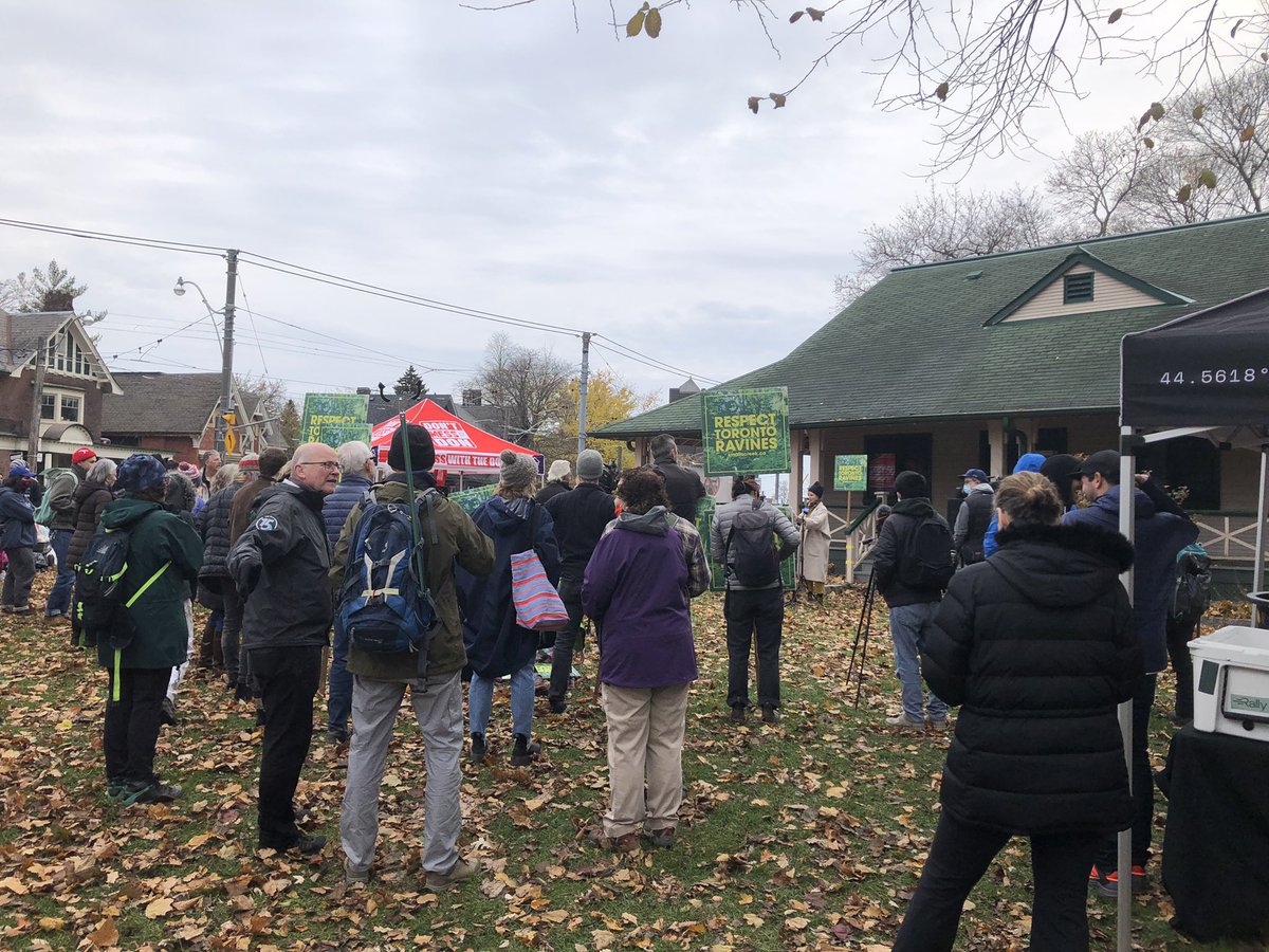 ChelseaRochman's tweet photo. Fun afternoon at Riverdale Park fighting to keep our ravines natural with #DontMessWithTheDon! @UofTTrashTeam https://t.co/PIkbymcsTR
