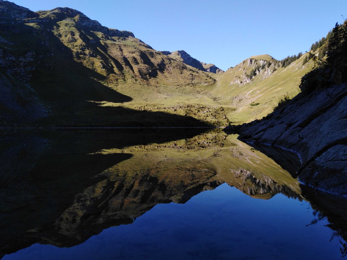 tomy_doda's tweet photo. Lake 3/8 🇨🇭: Lac Lioson (Sep 10-Sep 24)
Elevation: 1848 m, Area: 0.08 km2, Max depth: 28 m.

The smallest and highest lake of our #swisslaketour! Very nice alpine environment and beautiful reflection effects... 😍 https://t.co/yvZXKReEN1
