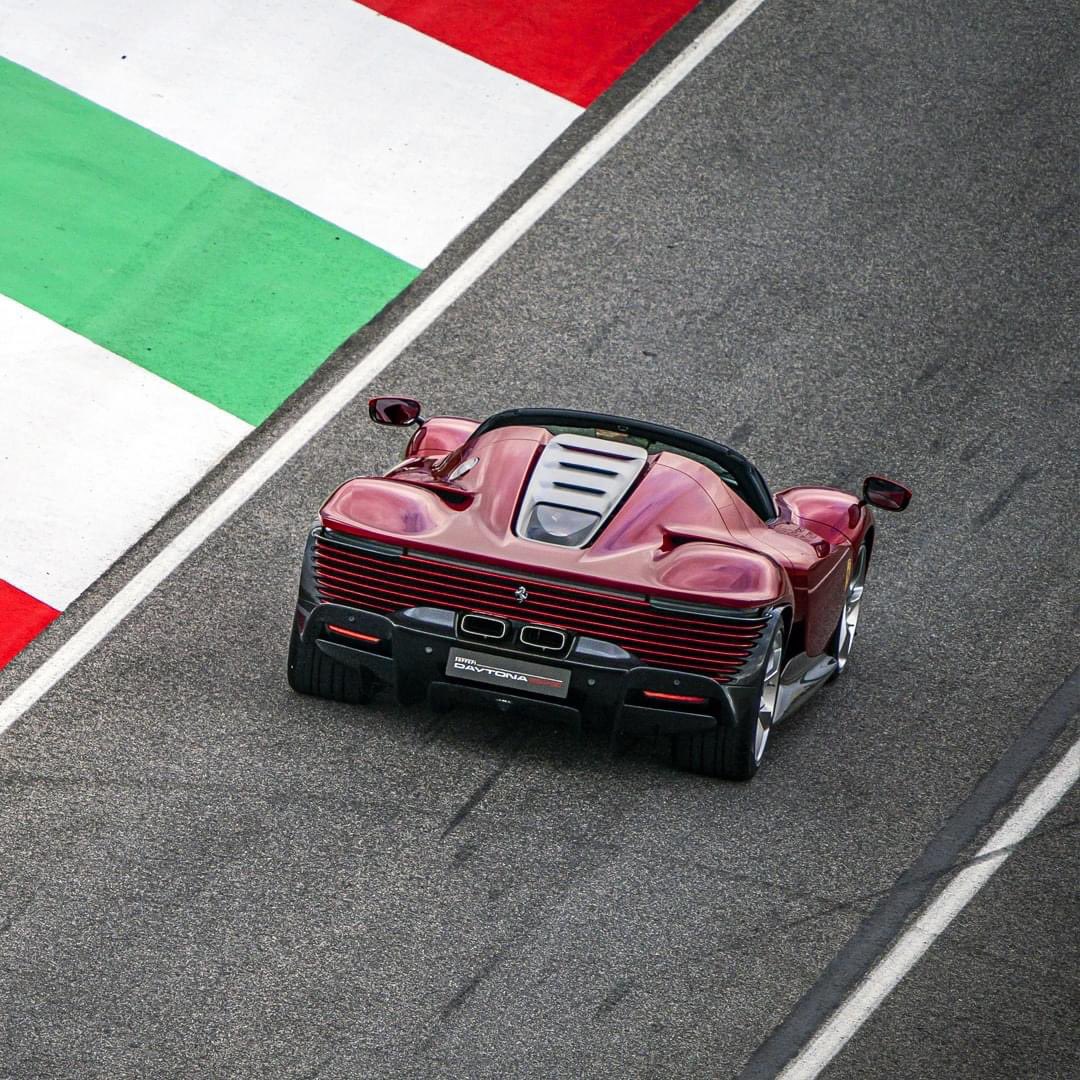 cabre_le's tweet photo. La nouvelle #FerrariDaytonaSP3 entourée de ses aïeules au #Mugello pendant les #FerrariFM21
#Ferrari #essereFerrari #FerrariIcona https://t.co/kLn36hkDRJ