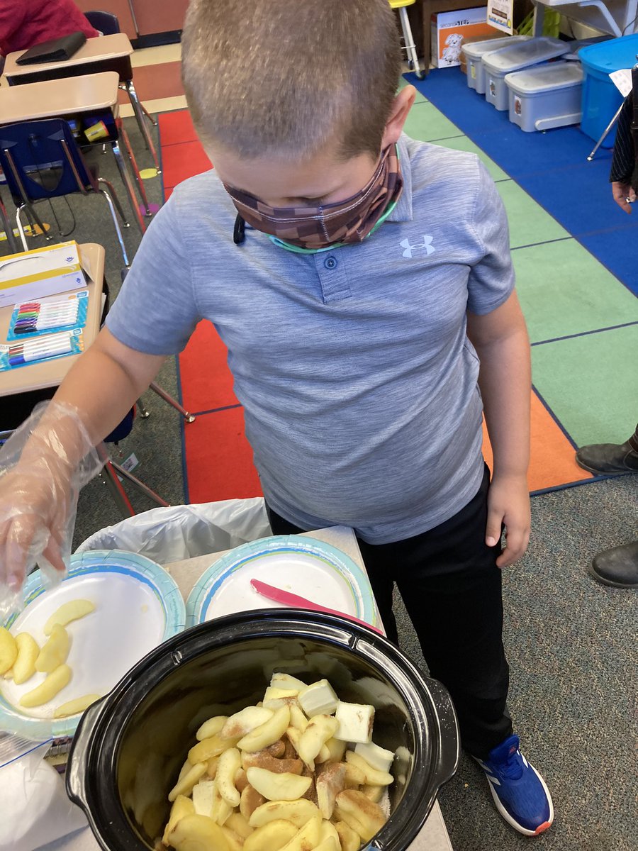 laura_mihalko's tweet photo. We practiced cooking safety, using measurement, and natural ingredients to make our a class healthy snack - cinnamon apples! 🍎🍏 @MV_Knights #MVLearningFocused https://t.co/jHKIkXl6MU