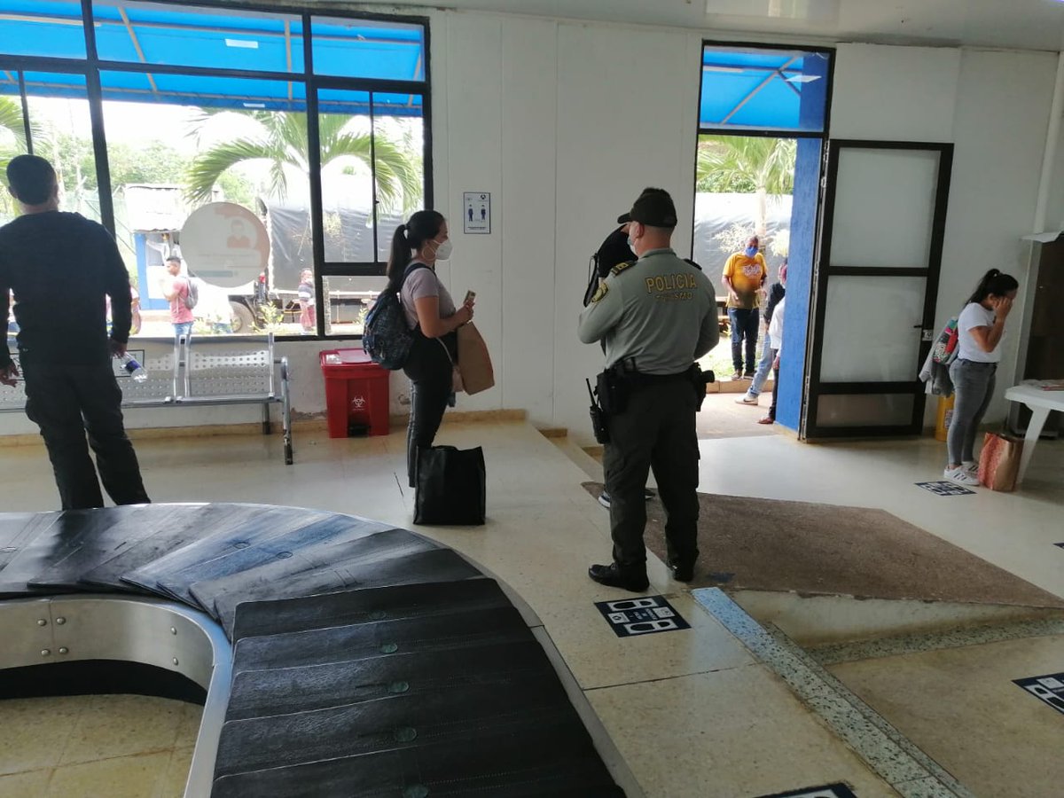 PoliciaVaupes's tweet photo. En el aeropuerto Fabio Alberto León Bentley, en compañía de funcionarios del PIT (punto de información turístico) de @gobernavaupes, se  realiza Stand de Información Turístico Fijo, con el fin de brindar información a turistas nacionales y/o extranjeros. https://t.co/dZWWhZTAHh