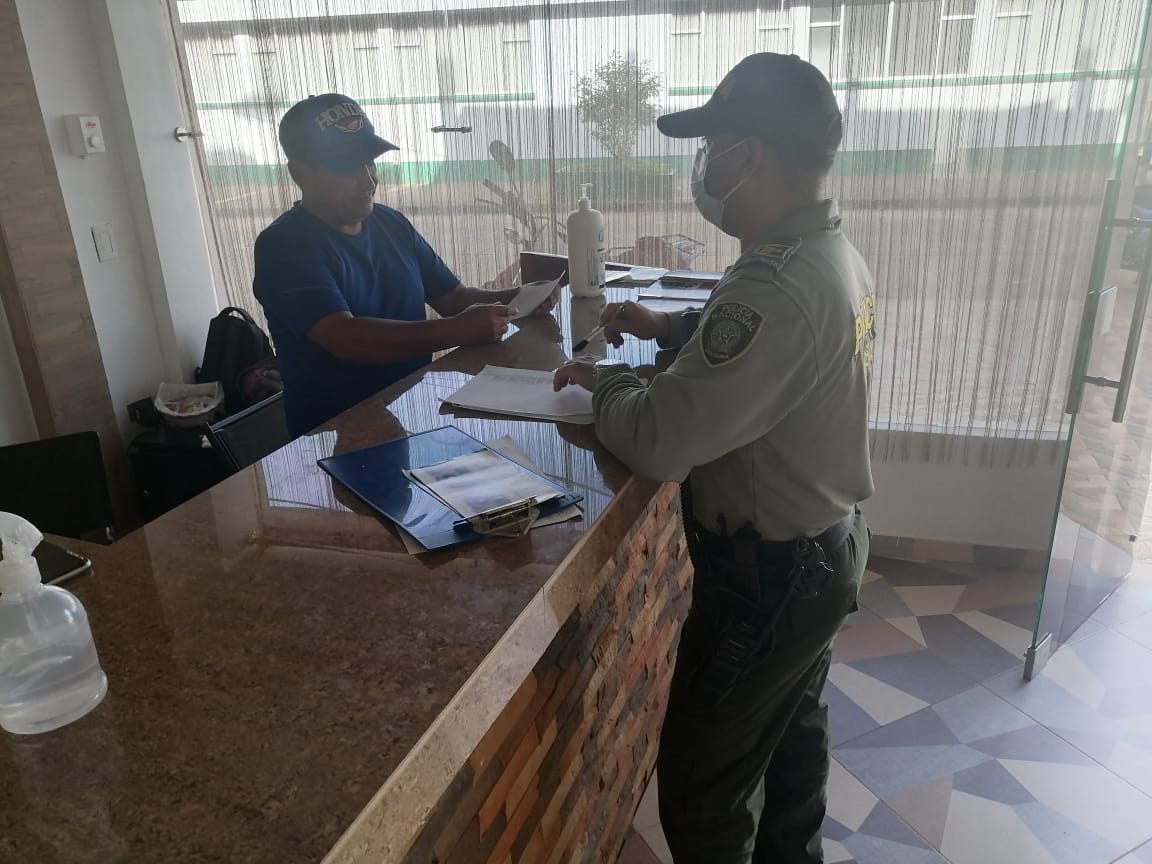 PoliciaVaupes's tweet photo. En el aeropuerto Fabio Alberto León Bentley, en compañía de funcionarios del PIT (punto de información turístico) de @gobernavaupes, se  realiza Stand de Información Turístico Fijo, con el fin de brindar información a turistas nacionales y/o extranjeros. https://t.co/dZWWhZTAHh