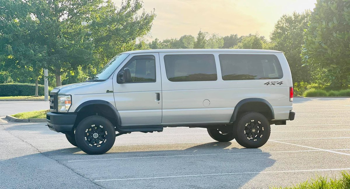 Something this nice deserves a bow. 🙇
.
.
#econolines #fordvans #bringthemback #fanfavorite #vanlove