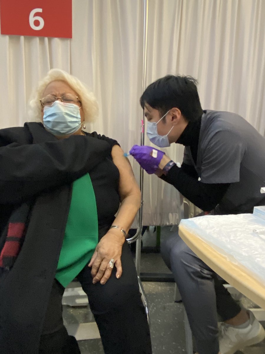 MariaALuna's tweet photo. Yesterday 11/20 had my vaccine Pfizer #3 Booster shot given by a very soft hand Nurse at NYPH Children’s Hospital.
How about you?. No pain, did not feel a thing.
Make your appointment it’s important. Let’s get rid of Covid-19.
Maria Luna https://t.co/1z996ohxda