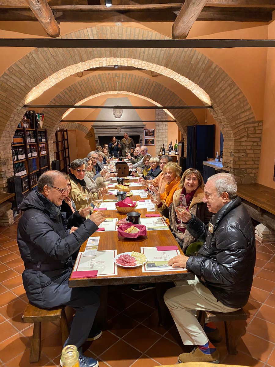 Travaglinovini's tweet photo. Domeniche a Travaglino🍁🥂🍁
Ringraziamo @semino_marco e tutti i suoi amici che dal Gavi sono venuti a trovarci! 
#travaglino #oltrepo #oltrepopavese #calvignano #visiteguidate #degustazione #winetour #winetasting #eventiprivati #eventiaziendali #enoturismo #pinotnero https://t.co/obCKMH5BKO