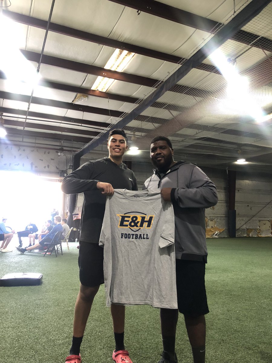 BrandonC_Carr's tweet photo. Great to see my boy @juliansoriano88 home from college @EHCFootball ! Stopped in and got some work while home! #OTL #OwnTheLine https://t.co/cZ010JalN0