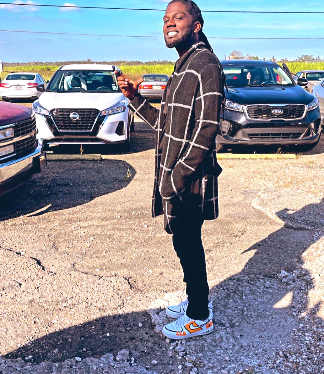 CeeSooHandsome's tweet photo. They know when I pop out, Imma always get my licc bacc, I’m the real Mr.GetBacc🧡💙🤞🏾
 #LLDAVE🧡🕊 https://t.co/tVzHR0irk5