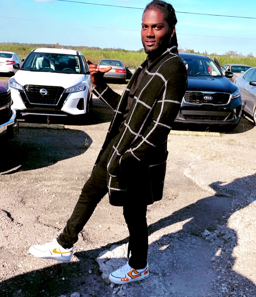 CeeSooHandsome's tweet photo. They know when I pop out, Imma always get my licc bacc, I’m the real Mr.GetBacc🧡💙🤞🏾
 #LLDAVE🧡🕊 https://t.co/tVzHR0irk5