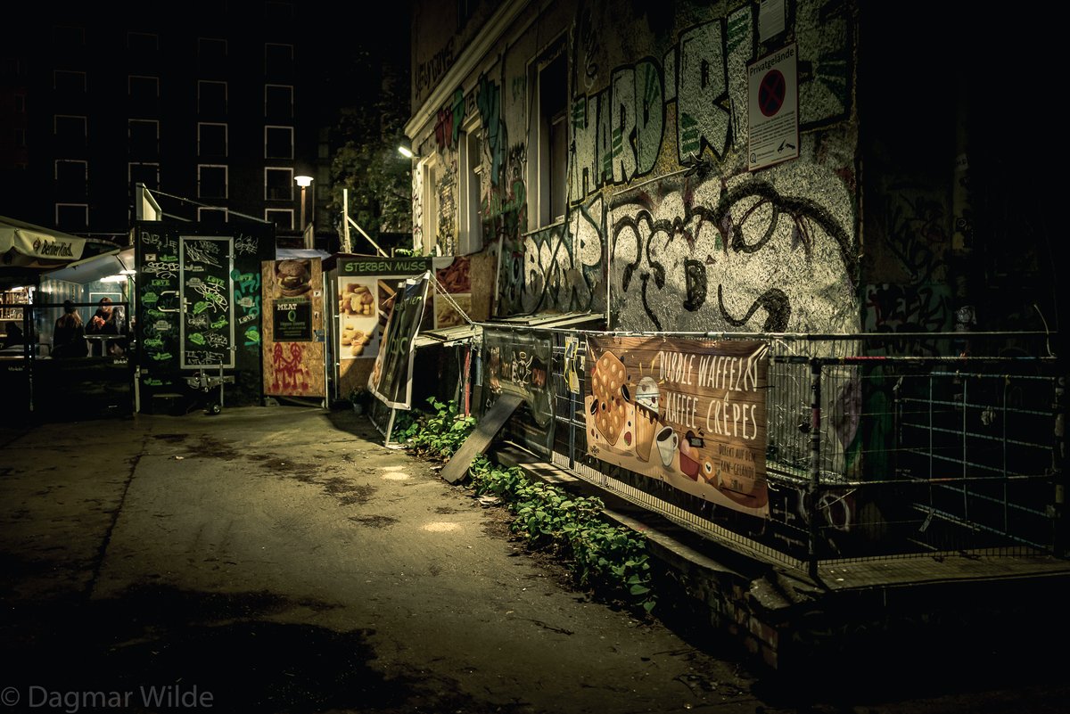 giesebrecht's tweet photo. Dark

#rawberlin #streetcandid #streetphotographer #streetphotography https://t.co/gnrorcbxUa