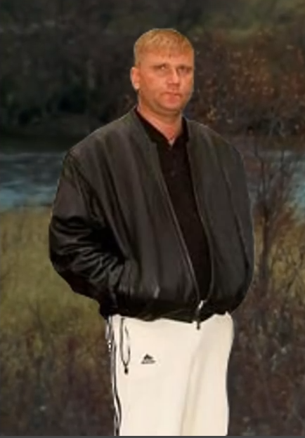 мужик стоит мем