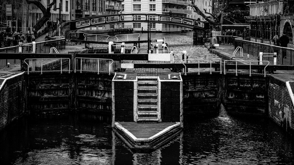 im_jdasilva's tweet photo. Camden may not be what it was, once upon a time. But it will forever entertain you!
<>
 #blackandwhite #streetphotography #bnw_captures #travelphotography #bnw_of_our_world #bnw_planet #blackandwhitephotography #lifestyle #regentcanal  #noir #camdenmarket #camdenlock  #monoc… https://t.co/yW0SRc5MoP