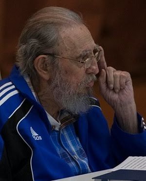 OHistoricos's tweet photo. "A todos nos llegará nuestro turno, pero quedarán las ideas de los comunistas cubanos como prueba de que en este planeta, si se trabaja con fervor y dignidad, se pueden producir los bienes materiales y culturales que los seres humanos necesitan." #FidelVive https://t.co/65YZkniukz