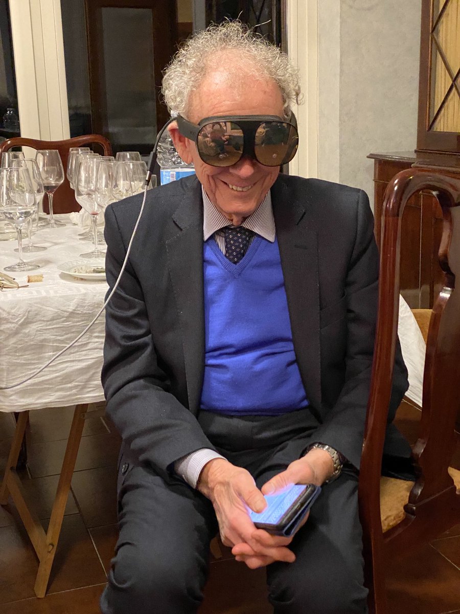 pearlychen's tweet image. This made my day. A friend put on #ViveFlow (first-time in #VR), without skipping a beat he said “Ciao!” to the virtual Mona Lisa while keeping this chin-to-chin smile for the next 5 minutes. Totally made sense for him. Zero learning curve. ⁦@htcvive⁩ #LaJaconda