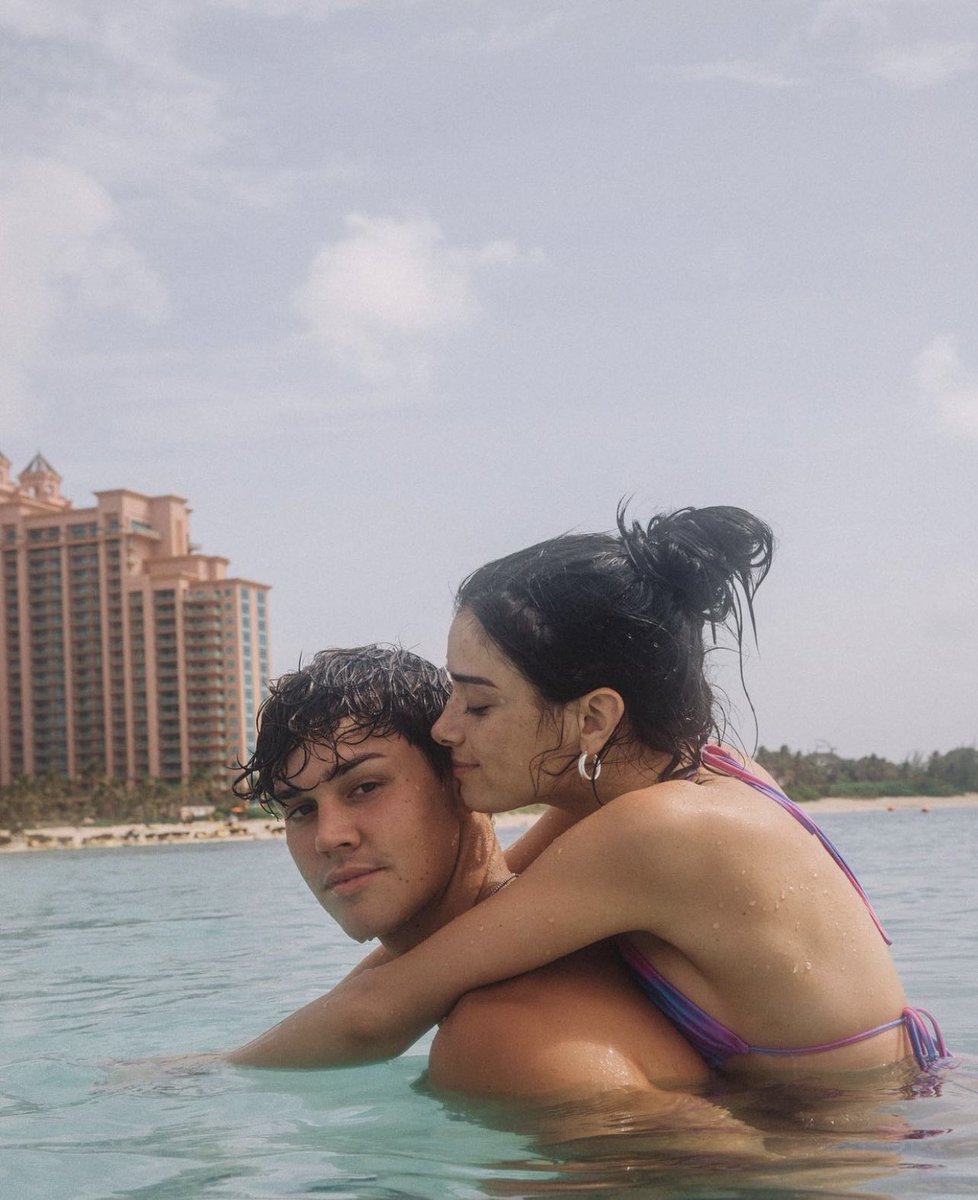 Tú: siendo el mejor marido y padre del mundo.
Yo: siendo la única afortunada que puede gozar de ello.