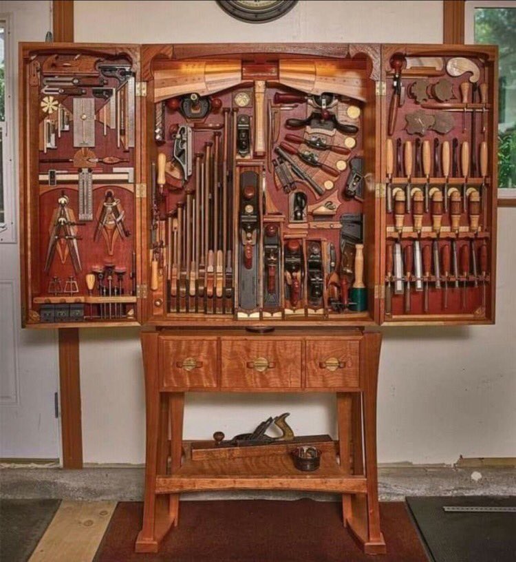 aohereng's tweet photo. A period shop fitters toolbox #respectrepair #repairculture #mastercraftspeople @DrewPritchard @CraigHughes666 @Marc_Allum https://t.co/fyccXgDL94