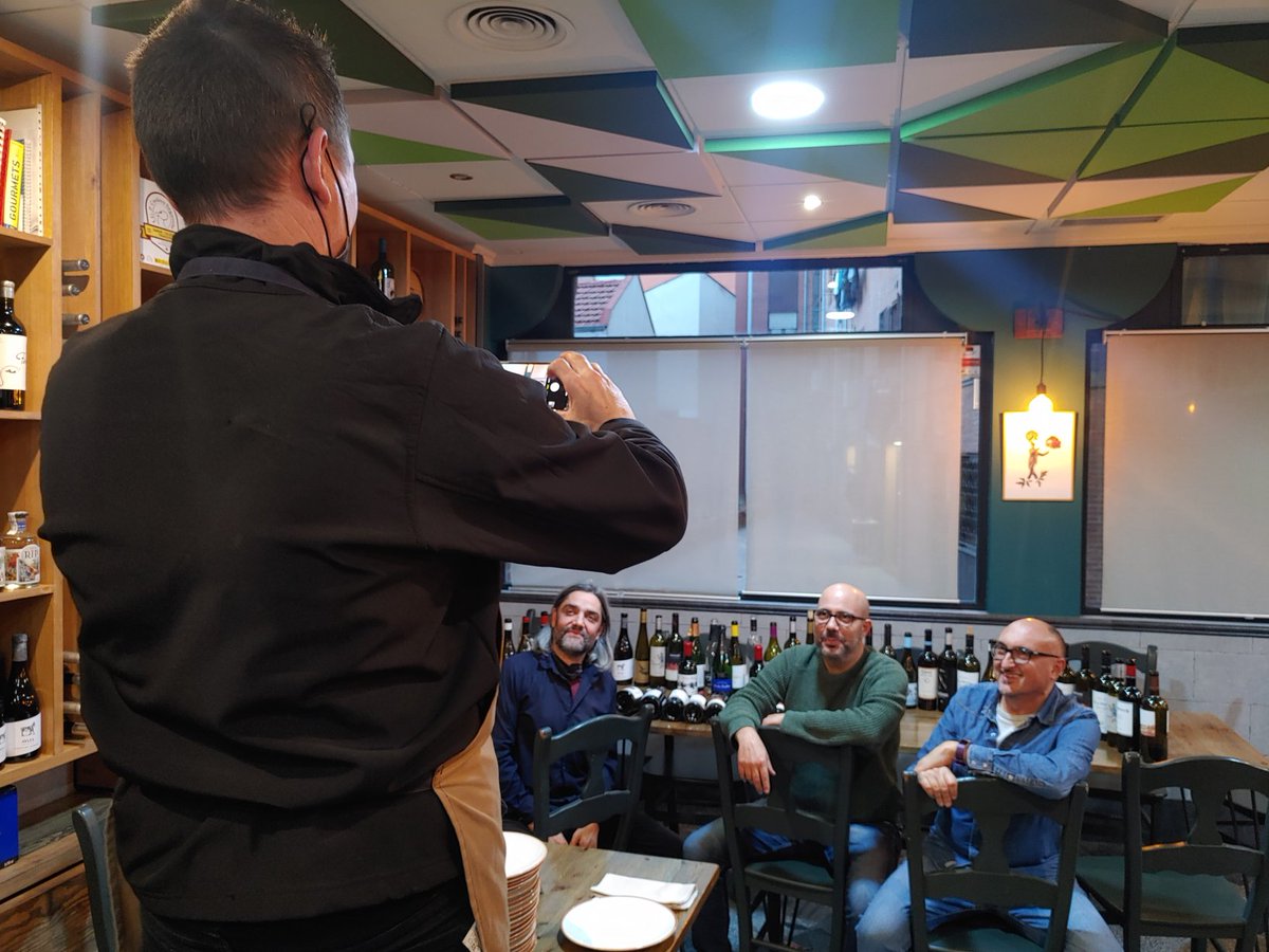 ¿Hay algo más bonito que posar delante de tanto buen vino?

#wine #vinoadictos #winelovers #bodegón #clientescontentos #ynosotrosmás