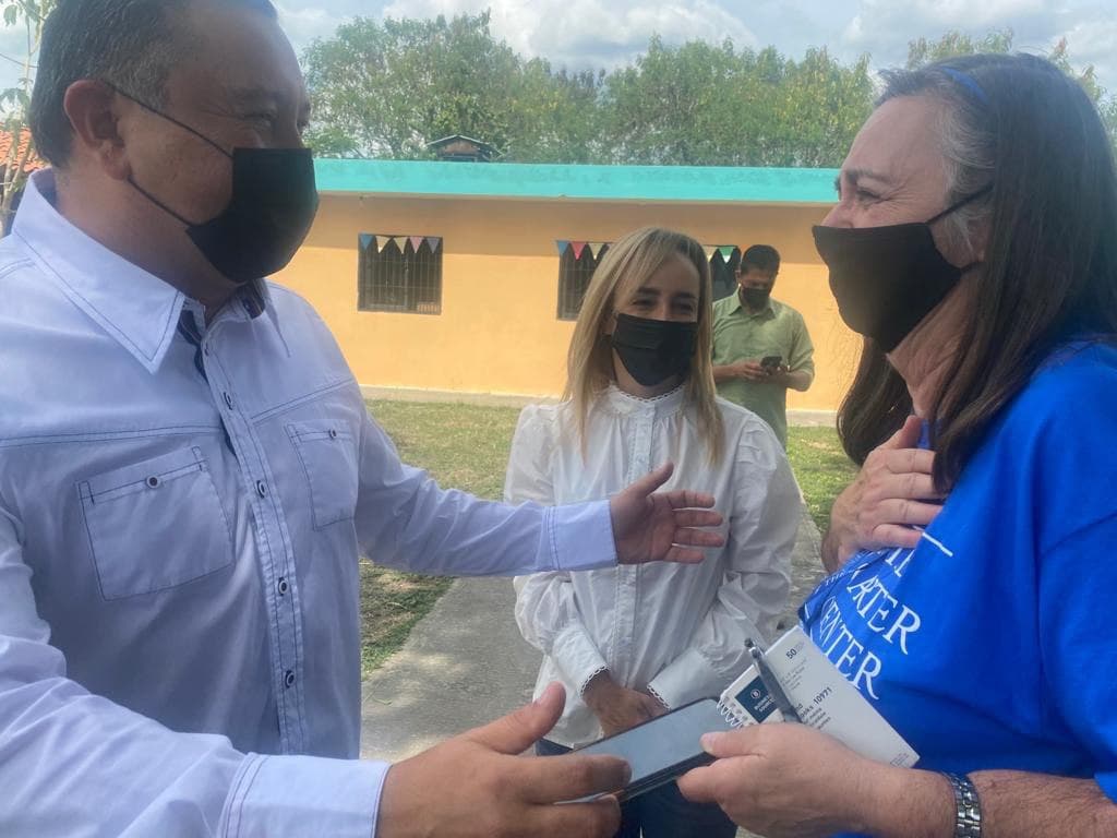 ComandoBertucci's tweet photo. El candidato a la gobernación de Carabobo @JAVIERBERTUCCI, junto a los observadores del @CarterCenter. Creemos en estas elecciones y la legitimidad de la misma. ¡No te quedes sin votar! #ElCambioEsVenezuela #MegaElecciones2021 #Regionales2021 https://t.co/qYTILBnsoZ