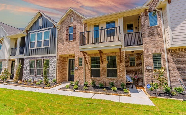 tcomptonhtx's tweet photo. If townhomes are more your speed, check out this prestige new build in the Lakeshore at Towne lake community located in Cypress,TX! 

2 Bed | 2.1 Bath | 1,565 SF 

Low $300s 

I am hosting an 🎈Open House TODAY 11/21 @12-4pm.

Contact me for a private showing!

______________… https://t.co/EJK3jkyXBs